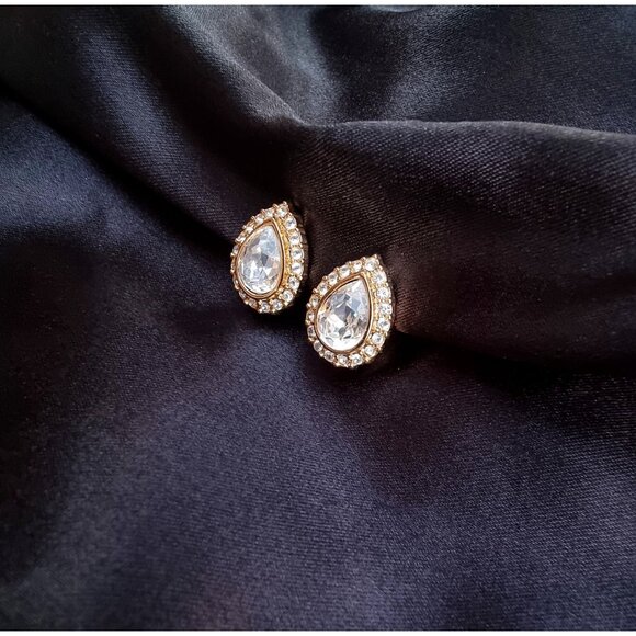 Vintage SWAROVSKI Teardrop Crystal Rhinestones Clear White and Gold Clip Earring - Picture 8 of 9